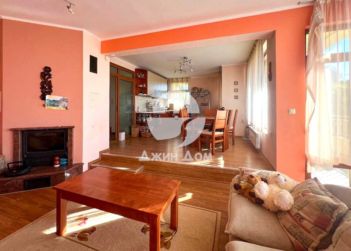 Просторна триетажна къща с ГАРАЖ в кв. Банево, гр. Бургас - 0