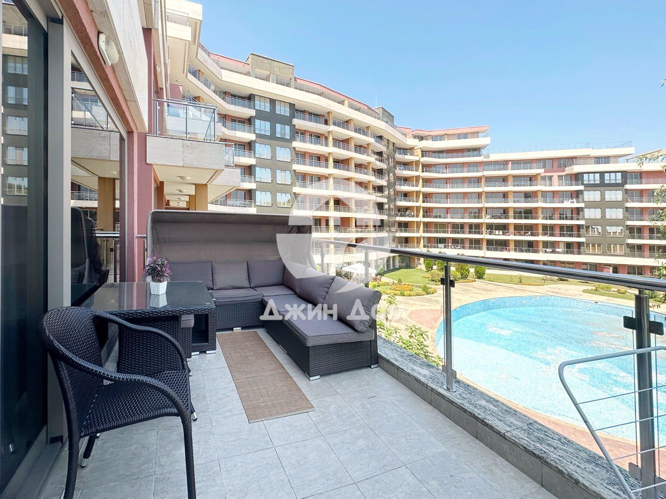 Просторен тристаен апартамент в к-с Петер Хаус, Слънчев бряг - 0