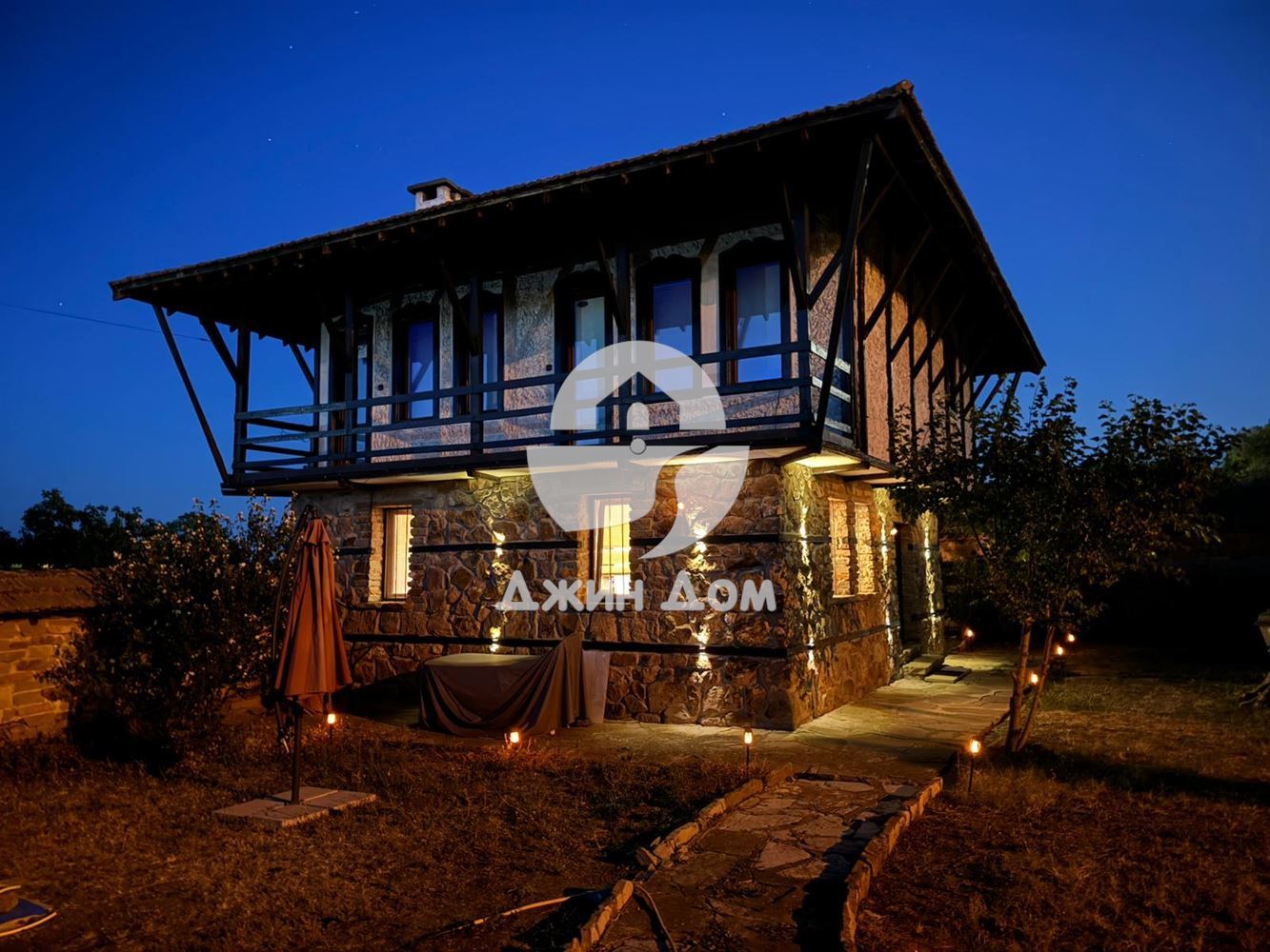 Двуетажна къща с двор в с. Бата - 0