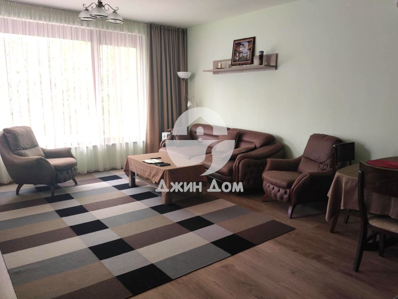 Просторна двуетажна къща с двор в с. Равда - 0