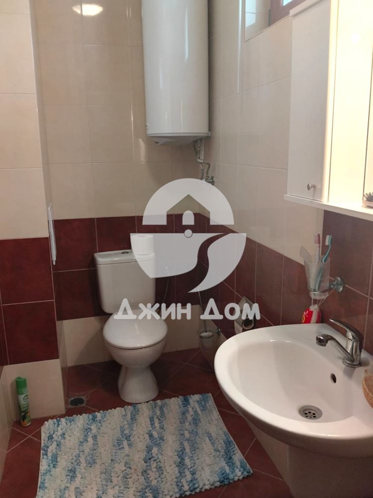 Просторна двуетажна къща с двор в с. Равда - 0