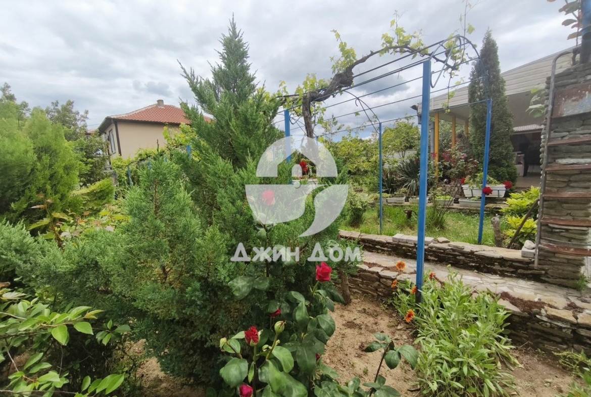 Просторна обзаведена къща с двор в гр. Бяла - 0