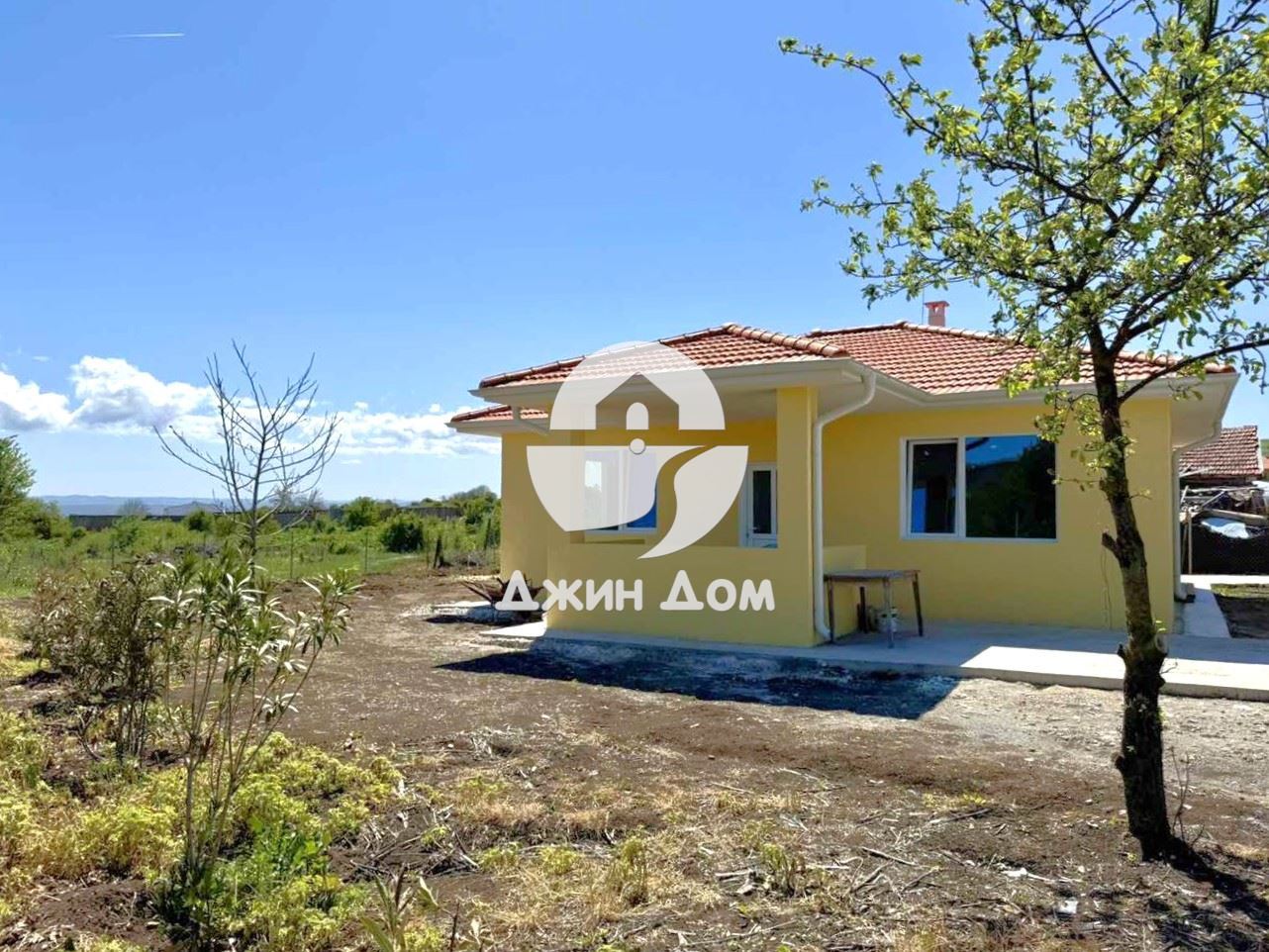 Просторна самостоятелна едноетажна къща в с. Черни връх - 0