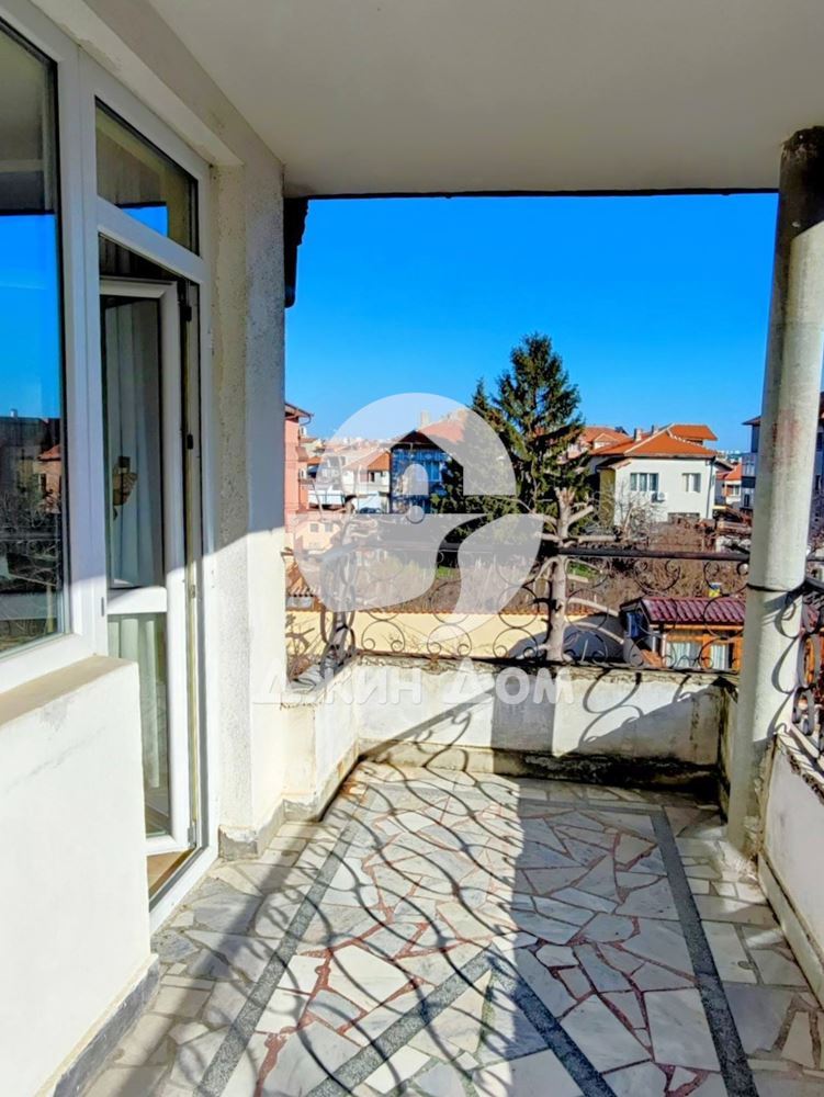 Просторна триетажна къща в с. Равда - 0