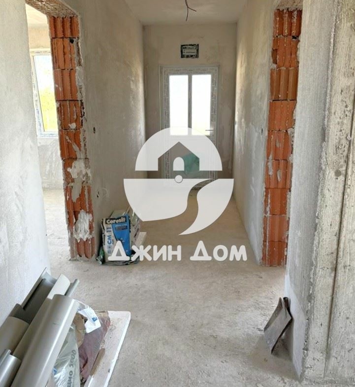 Просторна самостоятелна едноетажна къща в с. Черни връх - 0