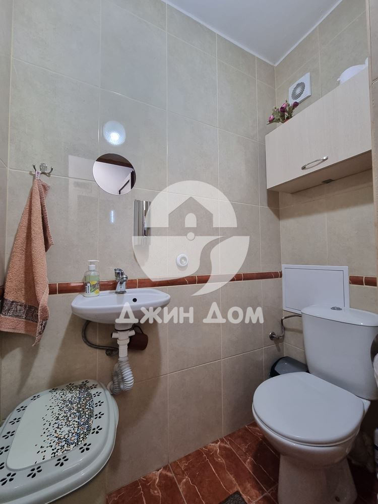 Двуетажна къща с двор в с. Бата - 0