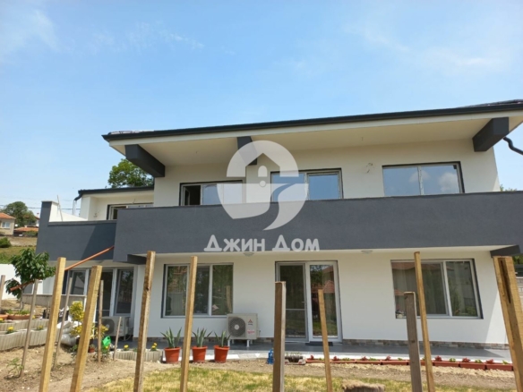 Просторна двуетажна къща в гр. Бяла - 0