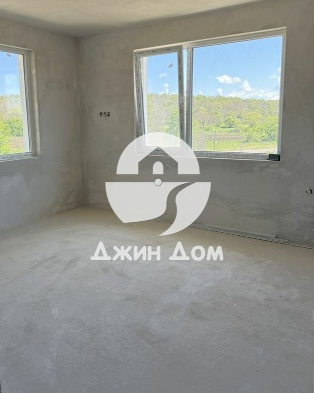 Просторна самостоятелна едноетажна къща в с. Черни връх - 0
