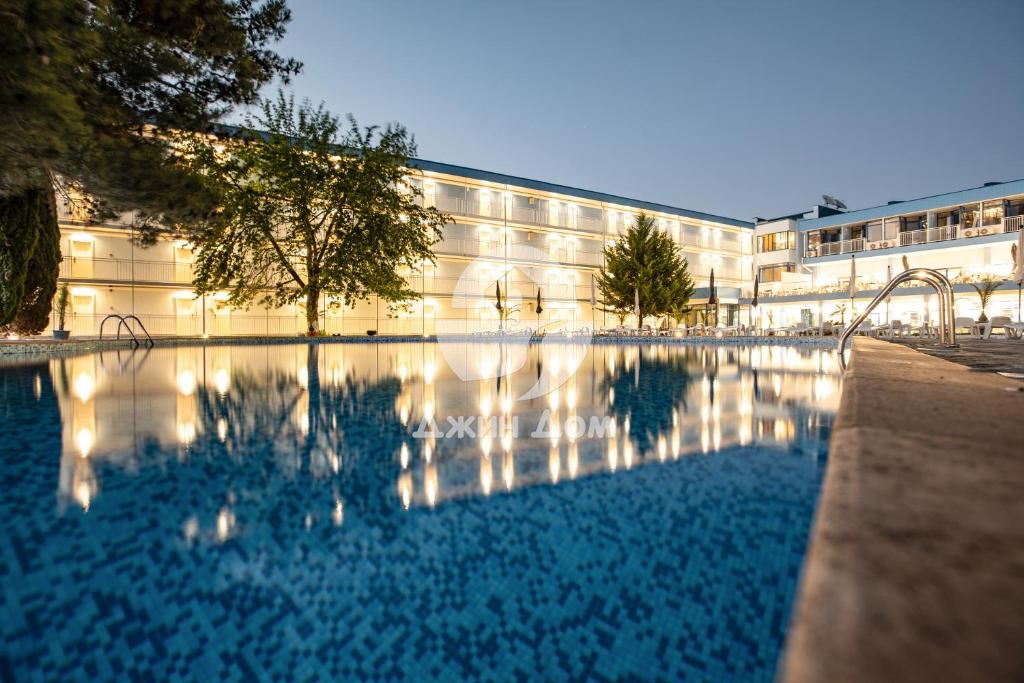 Двустаен апартамент с НИСКА ТАКСА в к-с „Азуро“, к.к. Слънчев Бряг - 0