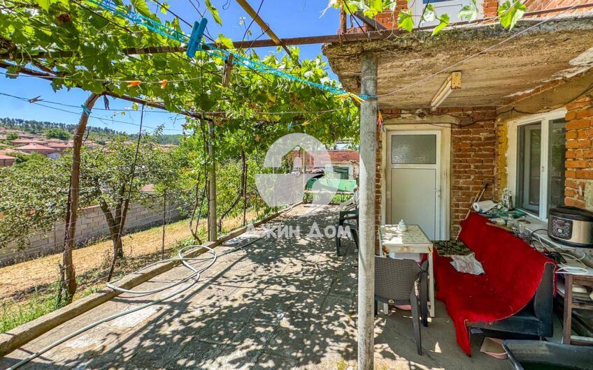 Двуетажна къща с двор в гр. Средец - 0