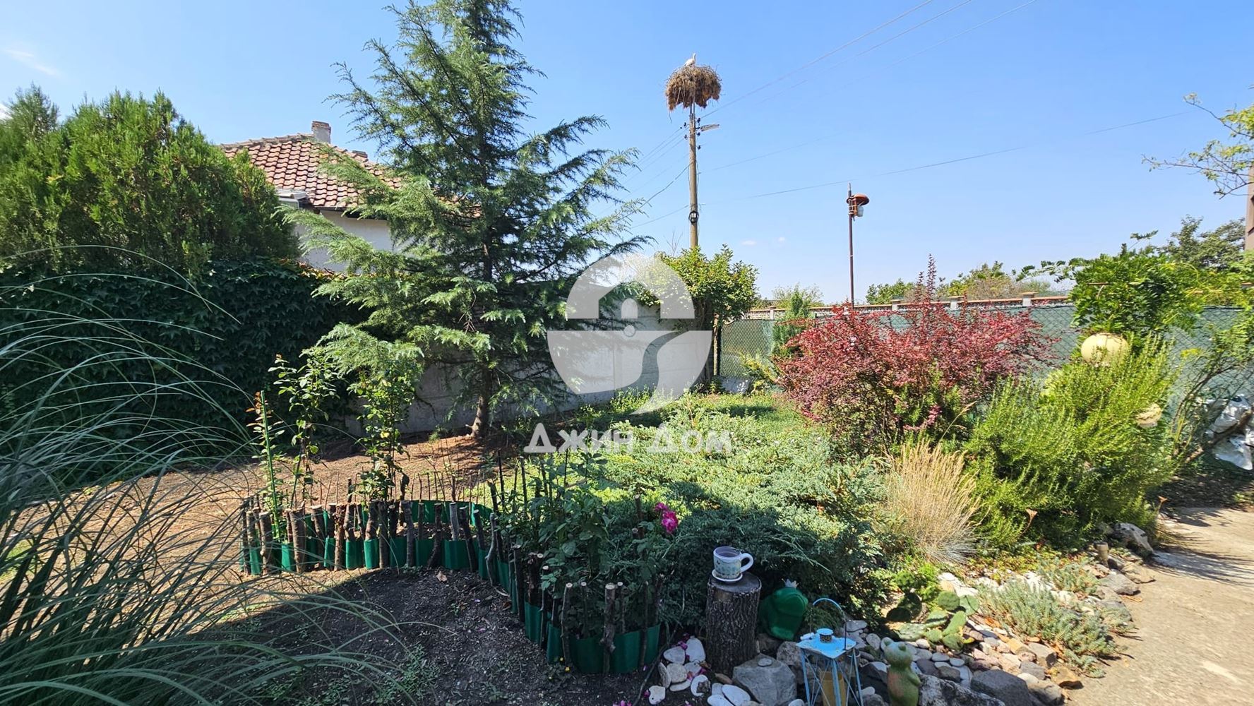 Двуетажна къща с двор в с. Тръстиково - 0