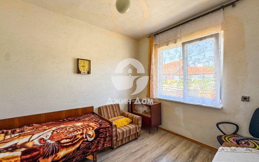 Двуетажна къща с двор в гр. Средец - 0