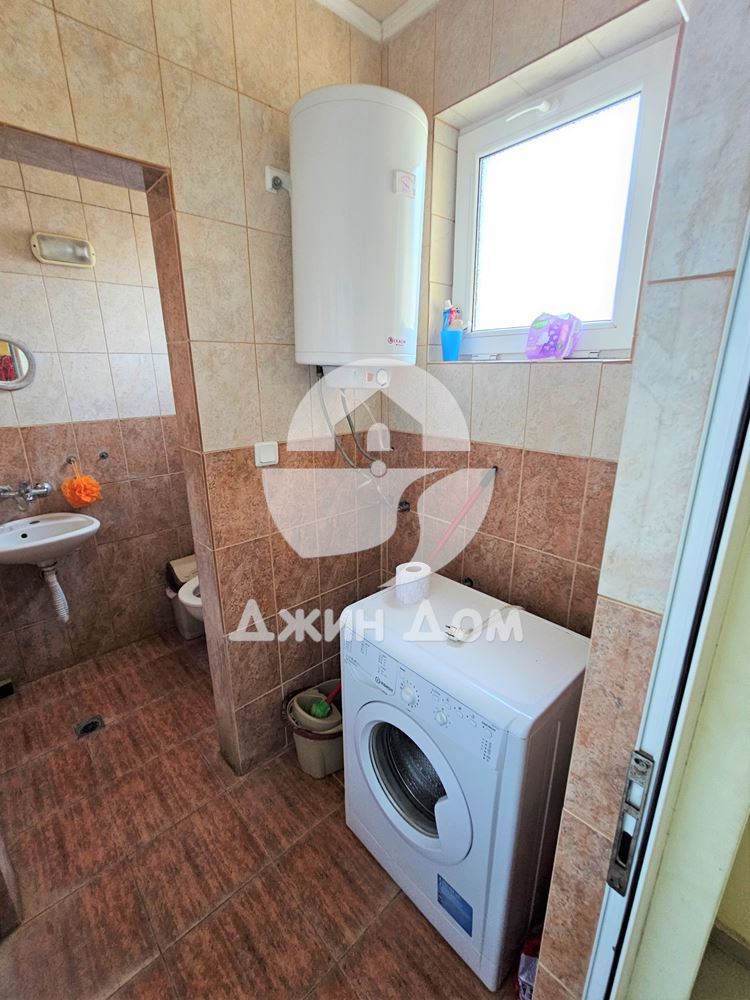 Просторна къща в с. Разбойна с гледка към планината - 0