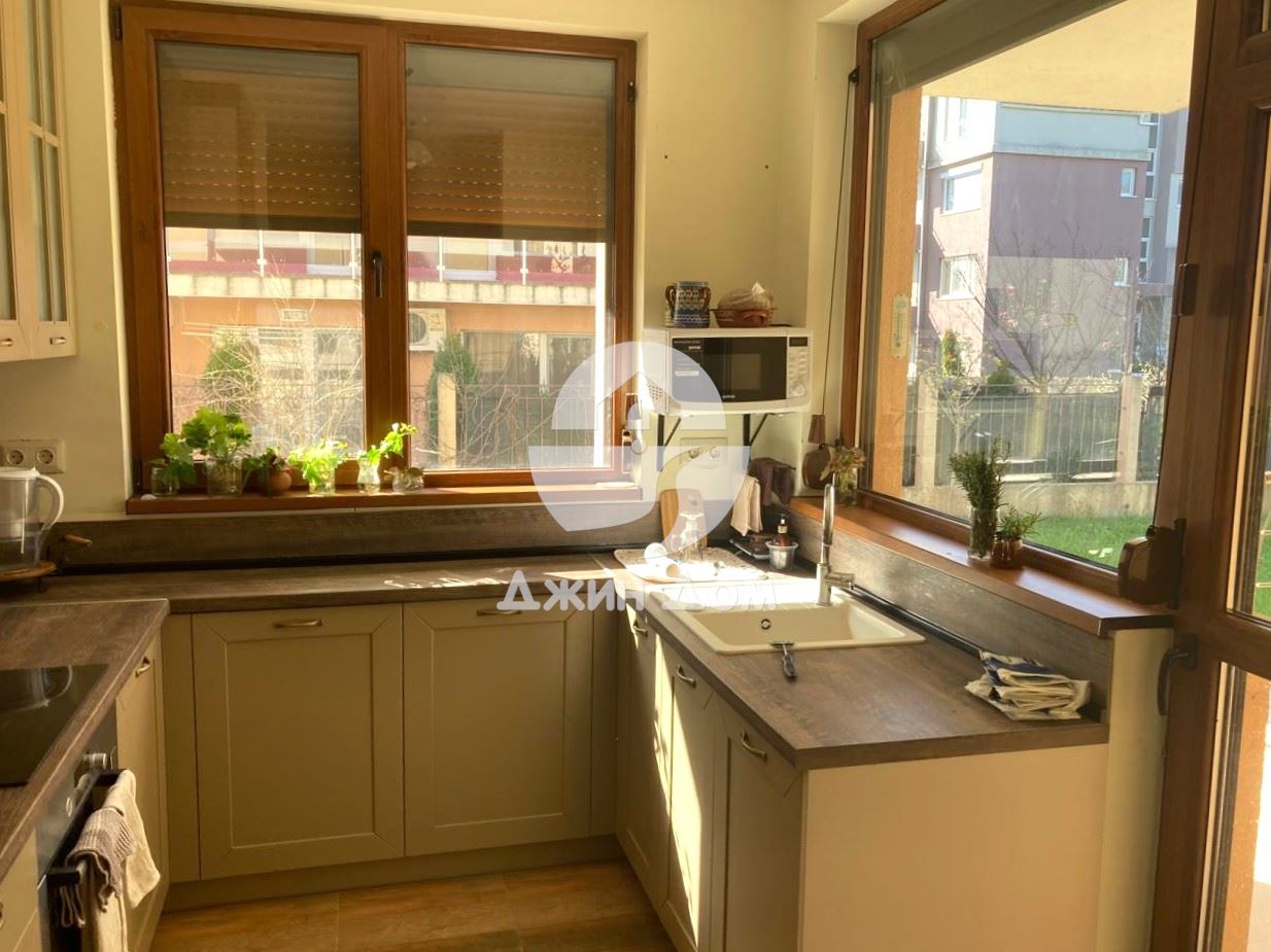 Просторна двуетажна къща с двор в с. Равда - 0