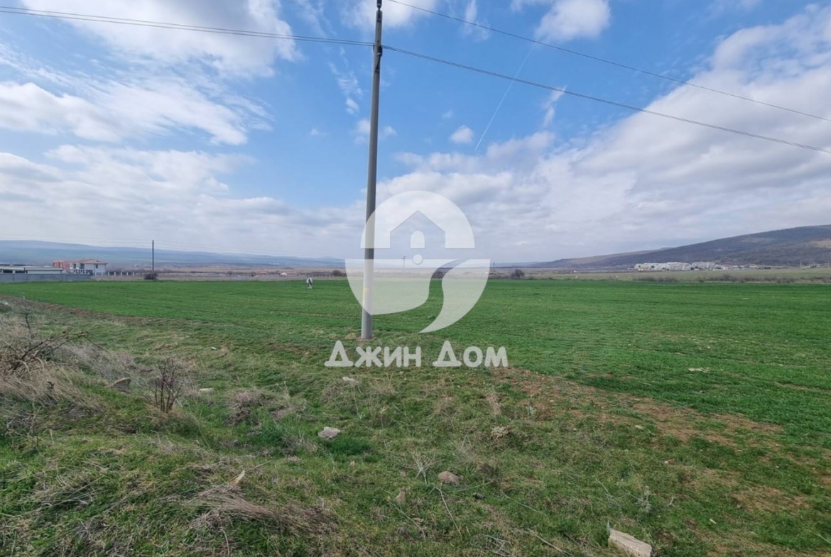 Урегулиран поземлен имот в с. Кошарица - 0