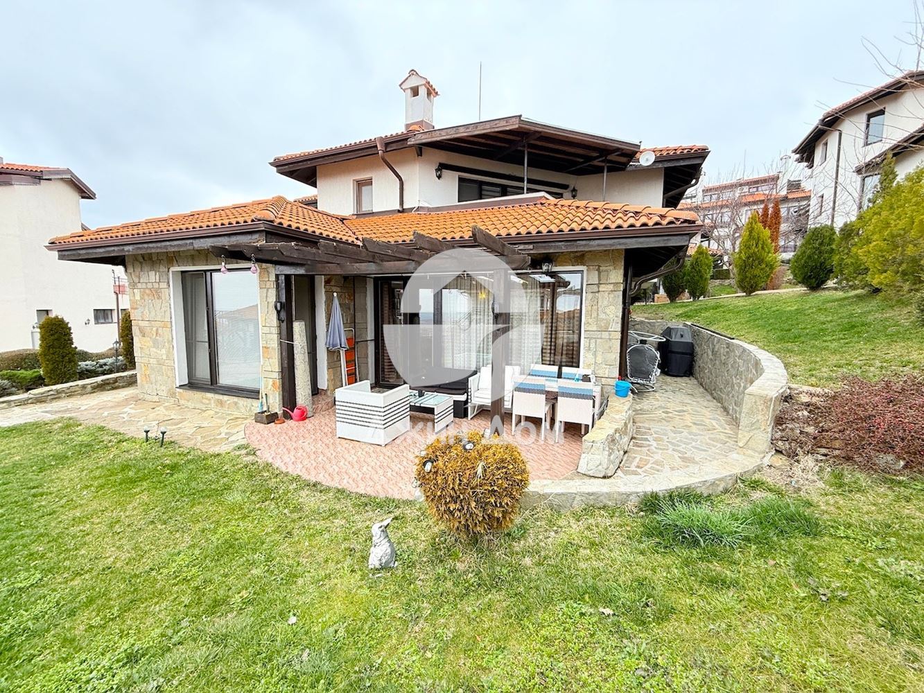 Просторен тристаен апартамент в к-с „Бей Вю Вилас“, с. Кошарица - 0