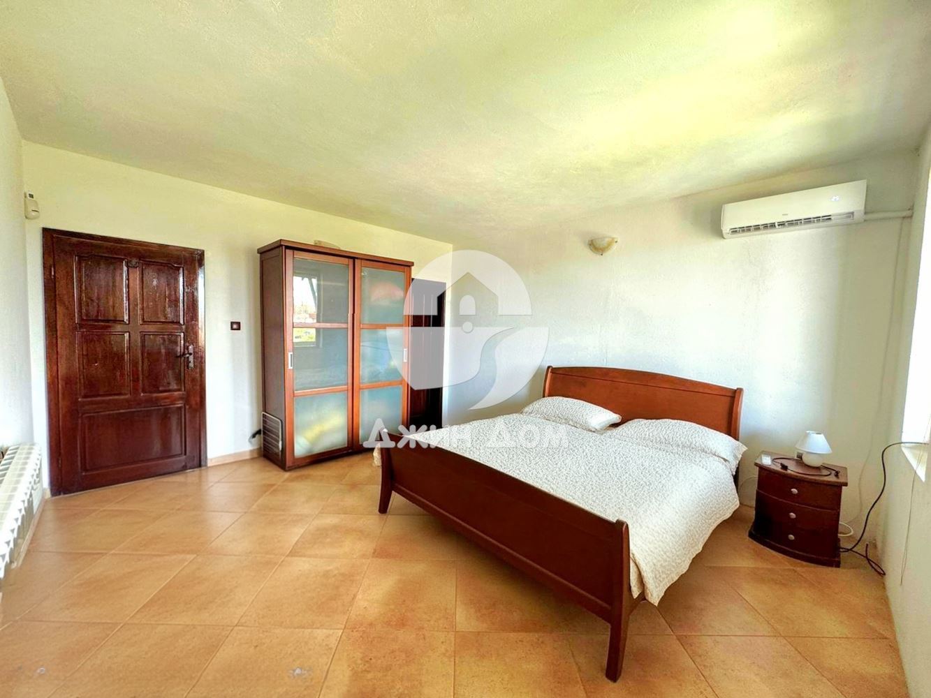 Двуетажна къща с двор в с. Бата - 0