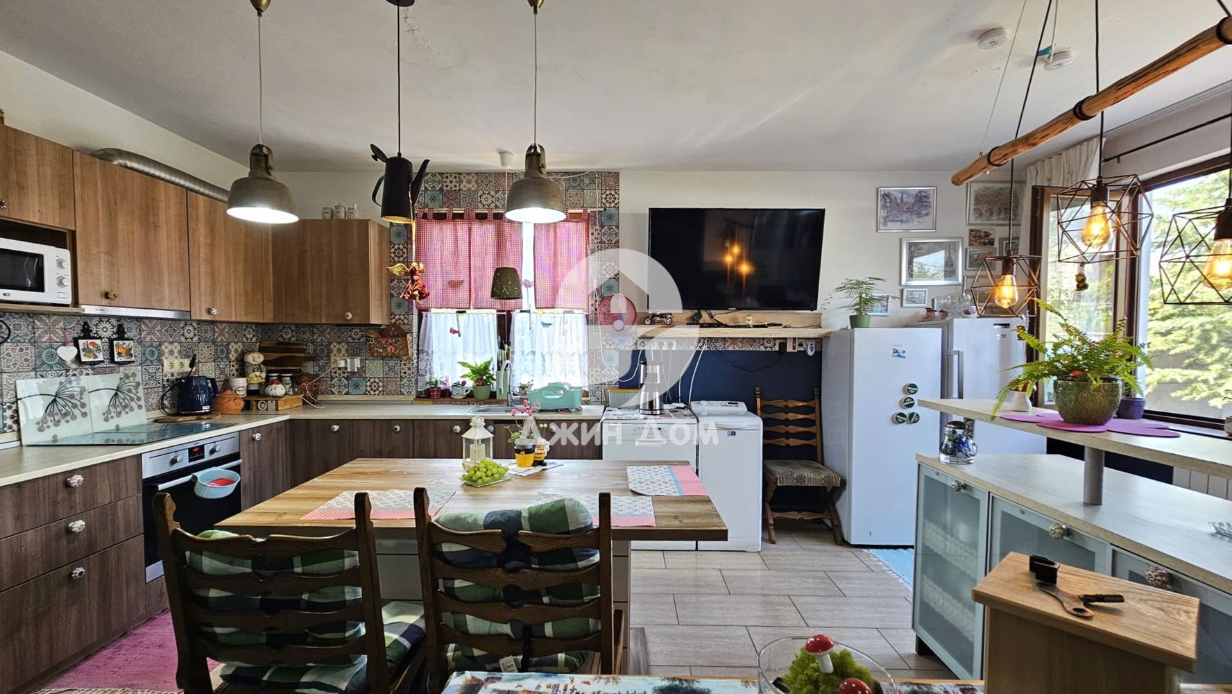 Двуетажна къща с двор в с. Тръстиково - 0