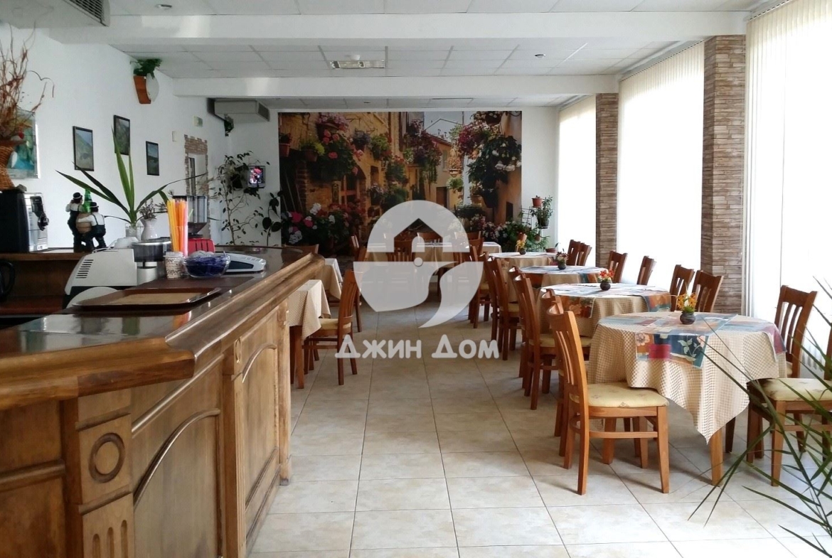 Четириетажен хотел “Кристал“ с ресторант и басейн в с. Равда - 0