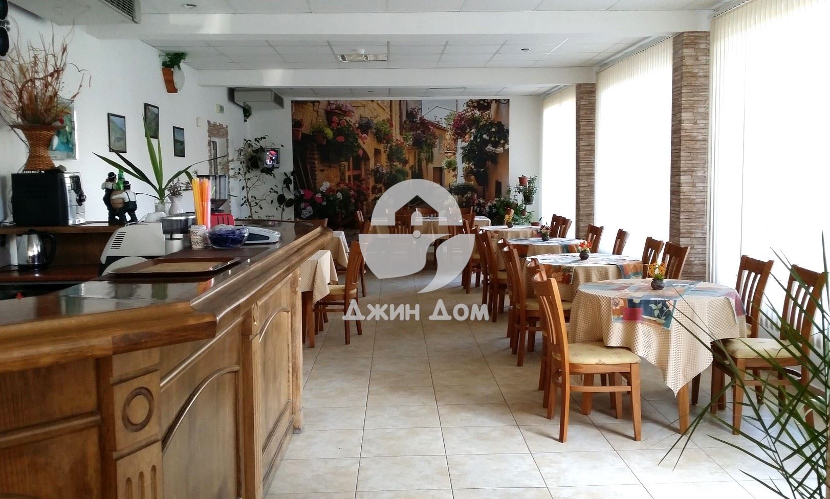 Четириетажен хотел “Кристал“ с ресторант и басейн в с. Равда - 0
